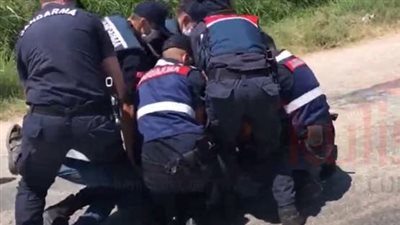 بسبب سرقة هاتفه.. فيديو لمشاجرة شخص مع صديقه يثير غضب السوشيال ميديا في تركيا