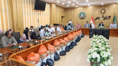 محافظ المنوفية يسلم مساعدات مالية وعينية لـ 40 حالة إنسانية بتكلفة 300 ألف جنيه