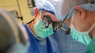 باحثون يجربون طرقا جديدة للحفاظ على المزيد من القلوب لعمليات الزرع