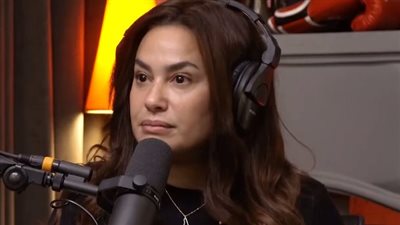 هند صبري تستقبل العزاء في والدتها بالقاهرة