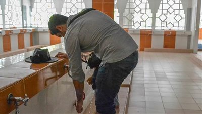 هل يجوز غسل القدمين بالصابون أثناء الوضوء وما علاقته بالتنطع والبدعة؟