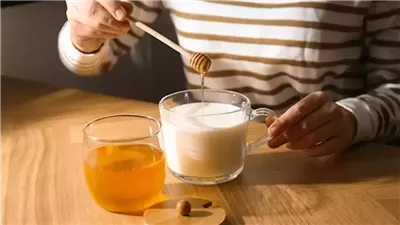 فوائد أكل الزبادي بالعسل قبل النوم لصحة الجسم والبشرة.. هل اليوناني أفضل؟