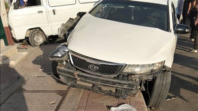 العربيات طلعت على الرصيف.. اصطدام 3 سيارات أمام سنترال دمنهور | صور