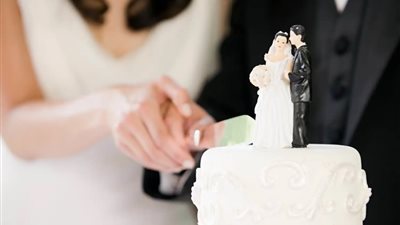 زفاف كارثي في أمريكا.. زوجان يفرضان دفع ثمن المياه ويقدمان الطعام دون أدوات