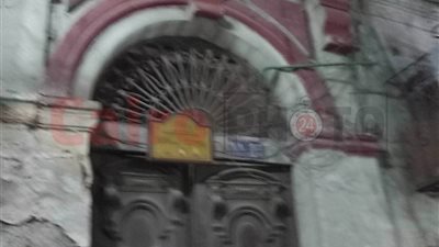 بعد نشر القاهرة 24.. غلق عقار آيل للسقوط بالخليفة عقب انهيار السلم الداخلي