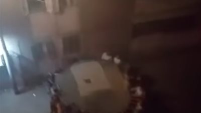 الأهالي أنقذوه بخيمة.. الأمن يفحص مقطع فيديو متداول لشخص يشعل النيران بشقته ويلقي بنفسه من طابق مرتفع بأسيوط