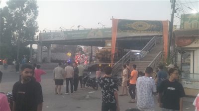 صدمته سيارة نقل ثقيل محمل عليها لودر .. سقوط كوبري المشاة على الطريق الزراعي بمدينة طوخ