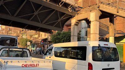 رغم تحويلات الطرق.. مرور عدد من السيارات أسفل كوبري مشاة طوخ عقب سقوطه جزئيًا| صور