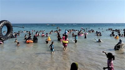 ذروة الصيف.. زحام المصطافين على شواطئ الإسكندرية خلال العطلة الأسبوعية