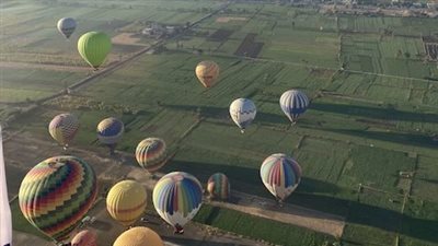 رغم تجاوز الحرارة 42 درجة.. البالون الطائر يحلّق بـ350 سائحًا في سماء الأقصر