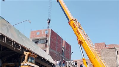 بدء أعمال رفع كوبري مشاة بطوخ عقب سقوط جزئي على الطريق الزراعي 