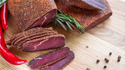 كيف تؤكل البسطرمة؟.. وصفة عجينة المناقيش الاحترافية