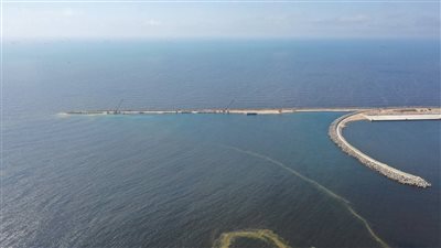 النقل: تنفيذ 6 حواجز أمواج بميناء الإسكندرية الكبير بطول 8.4 كيلومتر | صور 