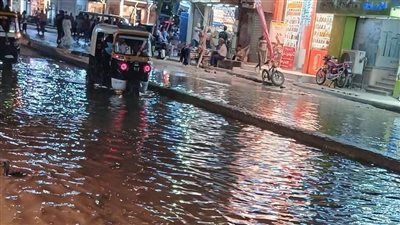 انفجار ماسورة صرف صحي في شارع العشرين بعين شمس.. وتعطل حركة المرور