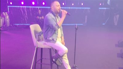 بالجبيرة والعكاز.. أول ظهور لحسام حبيب في حفله بموسم جدة بعد إصابته بشرخ بالقدم