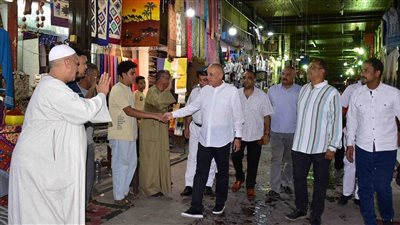 وسط تفاعل مع الأهالي والسائحين..جولة ليلية لمحافظ الأقصر في السوق السياحي وزيارة لمسنة أوفى لها بوعد سابق