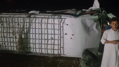مصرع 4 أشخاص وإصابة 11 آخرين في تصادم ميكروباص وتريلا بمطروح