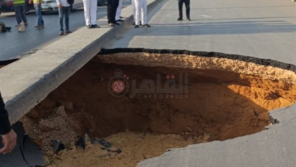 هبوط أرضي وسط طريق