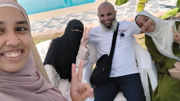 الفتيات مع والدهن