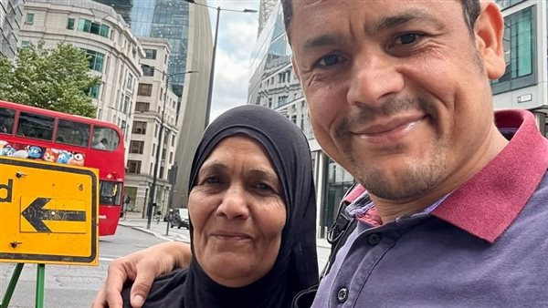 الباحث ووالدته في