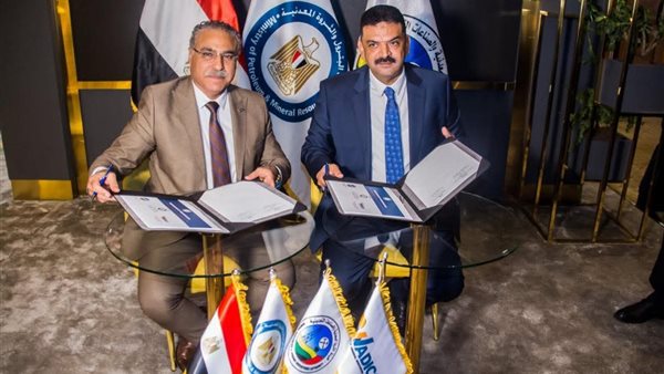 جانب من توقيع العقد