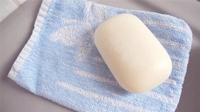 هل الصابون يمنع وصول الماء؟.. حالة واحدة تبطل الوضوء به