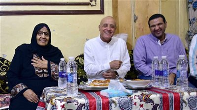 رحلها لحد البيت.. محافظ الأقصر يُفاجئ مسنة بزيارتها بعد تنفيذ وعده بتوصيل الصرف الصحي لمنزلها