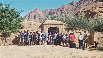 سانت كاترين تستقبل 561 سائحًا في يوم واحد.. إقبال متزايد على تسلق جبل موسى وزيارة الدير 