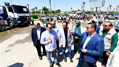 وزير الإسكان يتفقد المحاور والطرق بمدينة الشيخ زايد.. ويوجه بالمتابعة الدورية لأعمال النظافة
