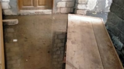 مياه الصرف تغرق منازل إدمو بالمنيا.. والأهالي: المحافظ خد الشكوى وحطها في جيبه