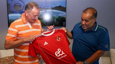 الخطيب يهدي قميص الأهلي للشركة المنظمة لمعسكر تونس برئاسة خليفة سلطان