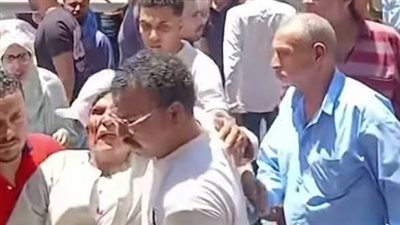 إصابة شخصين سقط عليهما عمود كهرباء في البحيرة