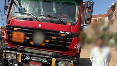 بدون رخصة وبتصريح منتهٍ.. ضبط سائق صدم سيارة وهرب بعد تداول فيديو الواقعة في الشرقية 