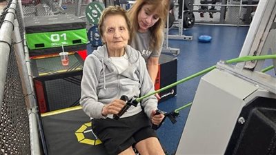 في عامها الـ 100.. سيدة أمريكية تواصل رفع الأثقال وتكشف عن أسرار عمرها الطويل