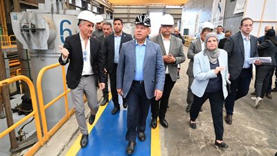 الوزير يتفقد 3 مصانع متخصصة في الصناعات الغذائية والمعدنية ومواد البناء بالعبور