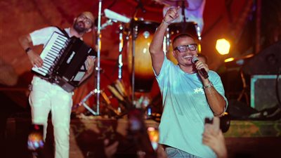 أغنية بابا تشعل الأجواء.. أبرز لقطات حفل عمرو دياب في الساحل الشمالي