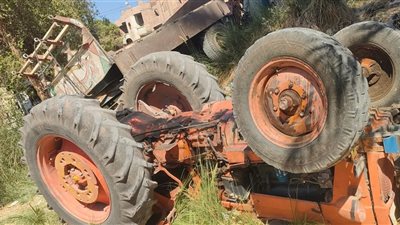 مصرع سائق في انقلاب جرار زراعي بطريق عرابة أبيدوس السياحي بسوهاج