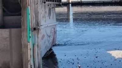 انقلاب سيارة محمّلة بالأسفلت على طريق السويس - القاهرة وفرض كردون أمني لتسيير المرور