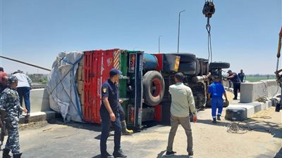 انقلاب سيارة شحن على محور الشهيد باسم فكري بقنا.. وجهود مكثفة لإعادة فتح الطريق 