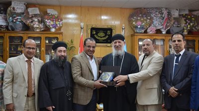 وكيل مطرانية البلينا للأقباط الأرثوذكس يقدم مصحفا لنائب رئيس جامعة الأزهر تقديرا لجهود المستشفى الجامعي