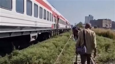 بعد نشر القاهرة 24.. السكة الحديد توقف سائق قطار عن العمل لعدم التزامه بمحطة الوقوف │ خاص