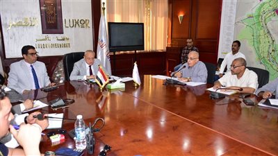 محافظ الأقصر يعقد اجتماعًا موسعًا مع القيادات التنفيذية لمتابعة استعدادات انتخابات مجلس الشيوخ 2025