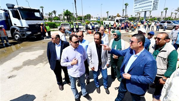 وزير الإسكان خلال