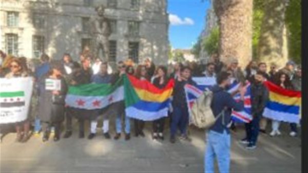 سوريون يتظاهرون في