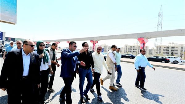 وزير الإسكان خلال