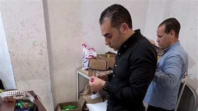 ضبط كيانين مخالفين لتصنيع الشوكولاتة والحلويات باستخدام علامات وهمية بالمنوفية