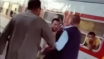 كمسري يعتدي على طالب داخل محطة قطار.. والسكة الحديد تفحص الواقعة