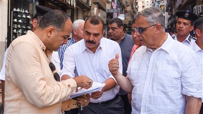 محافظ الإسكندرية يلزم أصحاب المحال التجارية بوضع صناديق قمامة أمام محالهم