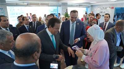 وزير الصحة يتابع الحالة الصحية للطفل الفلسطيني حيدر بعد جراحة عظام دقيقة بمجمع الإسماعيلية الطبي