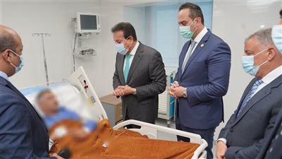 وزير الصحة يتفقد المجمع الطبي بالإسماعيلية خلال إجراء أول زراعة كبد بإقليم القناة